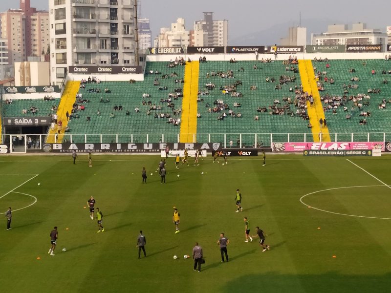 Jogadores do Figueirense no aquecimento antes do jogo com o São José