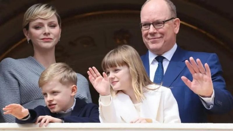 na foto aparecem o príncipe Alberto, herdeiro do trono, os filhos gêmeos Jacques e Gabriela e a princesa 