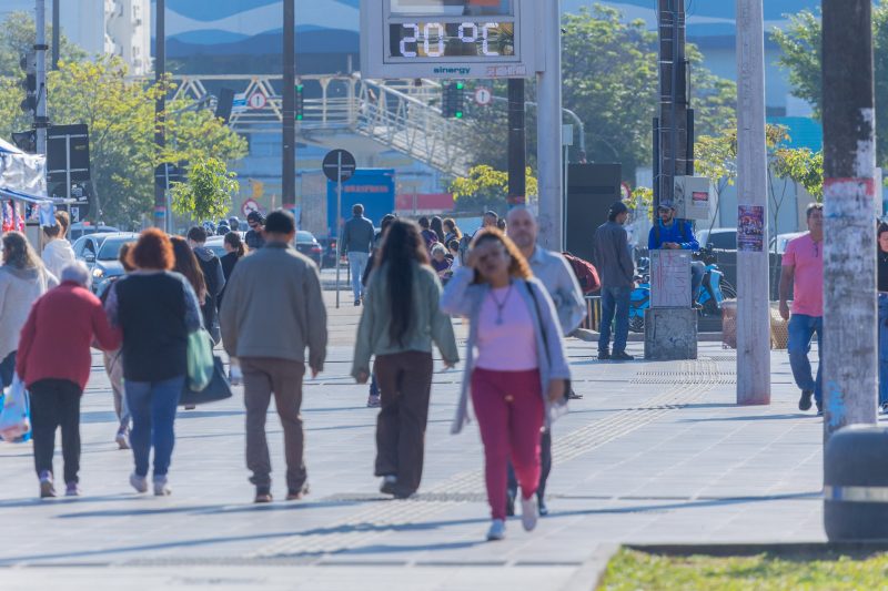 Pessoas caminhando em época de tempo seco 