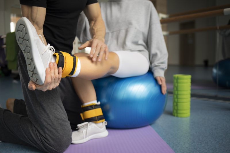 Pessoa treinando flexibilidade na fisioterapia