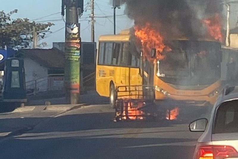 ônibus amarelinho pegando fogo após incêndio criminosos em uma rua de Florianópolis