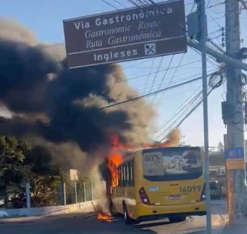 Ônibus amarelinho incendiado no Norte da Ilha