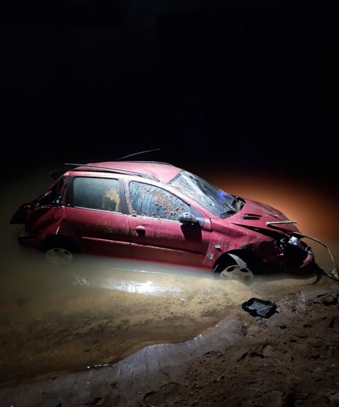 Imagem mostra carro que despencou de ponte e caiu em rio