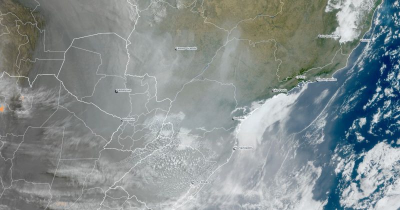 Imagem de satélite do dia 16 de agosto que mostra fumaça das queimadas da Amazônia e nevoeiros em Santa Catarina