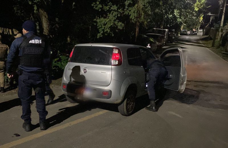 Carro associado a furtos de veículos em Balneário Camboriú