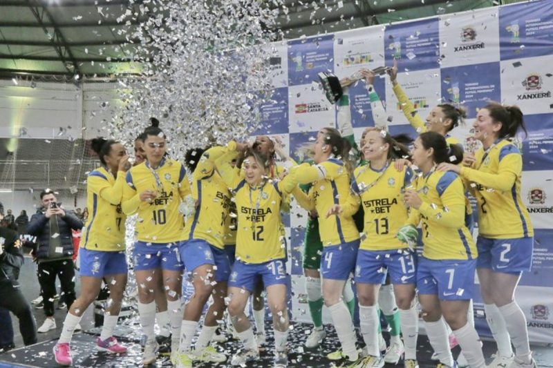 Seleção Brasileira celebra título do Torneio Internacional de Futsal Feminino.