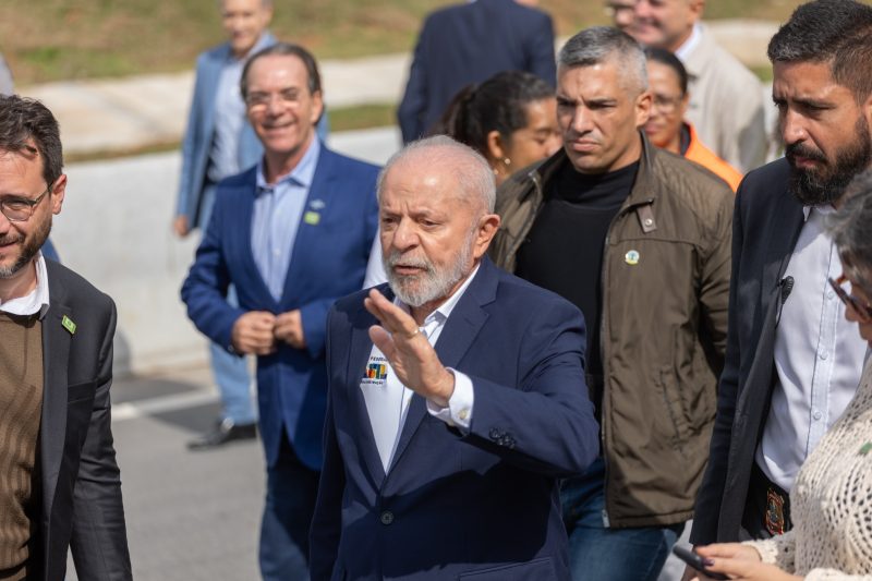 Imagem mostra presidente Lula durante visita a Florianópolis, capital de SC