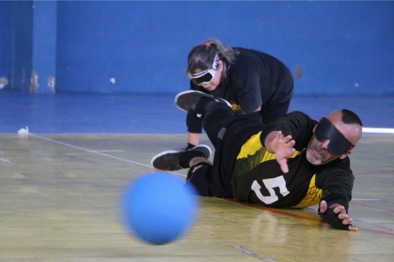 Prática de goalball na UFSC Pessoas com deficiência visual jogam goalball na UFSC