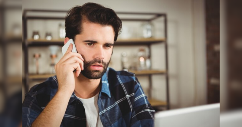 Homem com rosto sério em ligação
