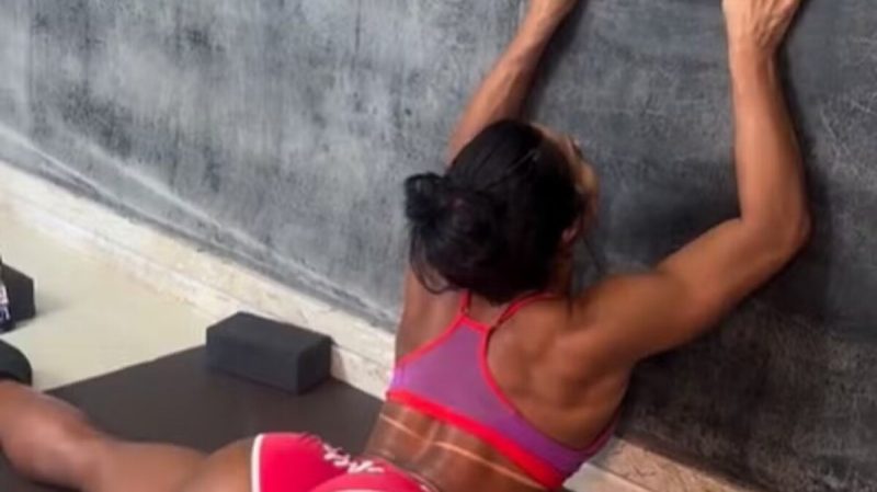 Gracyanne Barbosa compartilhou treino de flexibilidade