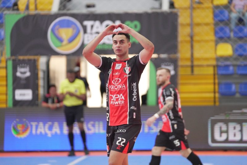 Ala Gabriel Cândido se despediu do JEC Futsal com o título da Taça Brasil