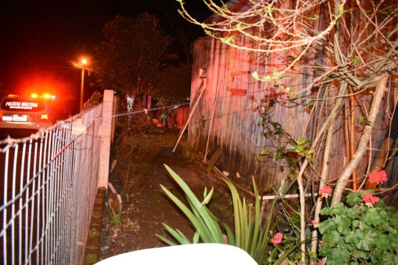 Homem é assassinado a tiros nos fundos da casa da avó em SC