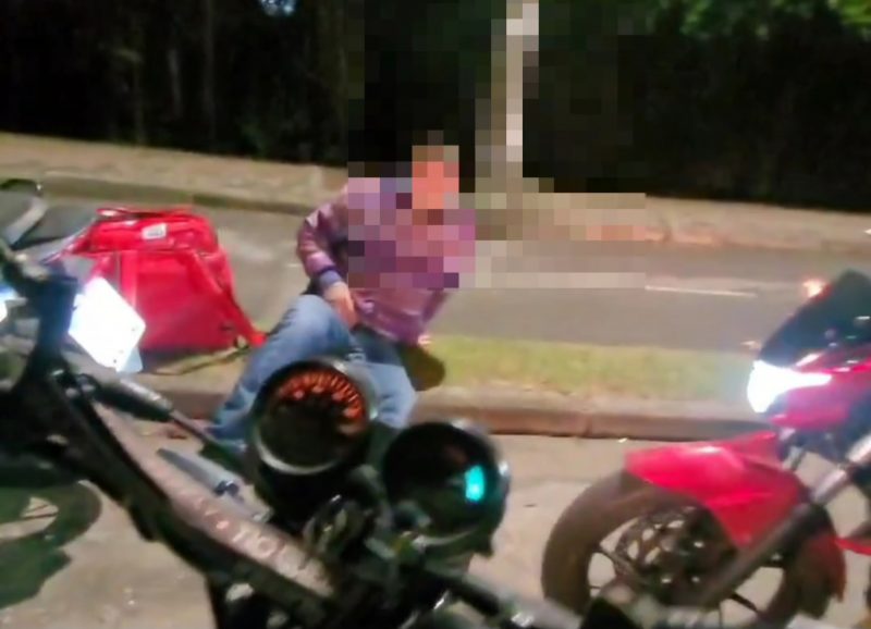 Motoboy baleado no chão