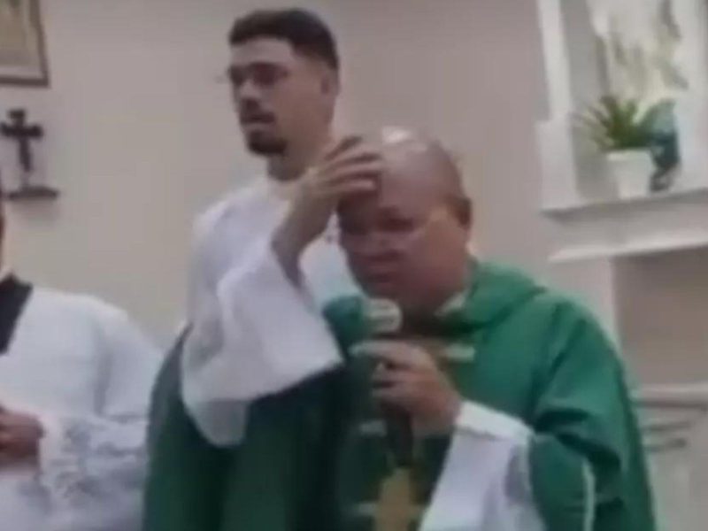 Padre fica surpreso quando um homem entra na igreja durante uma missa para pedir ajuda depois que foi esfaqueado 