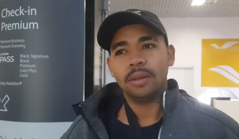 Homem negro usando bigode fino e boné preto fala em entrevista após queda de avião em Vinhedo