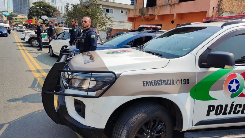 PM prende suspeitos de roubo de carro