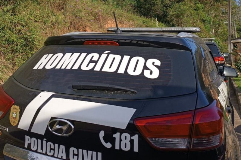 pedrada Carro da delegacia de homicídios de Florianópolis