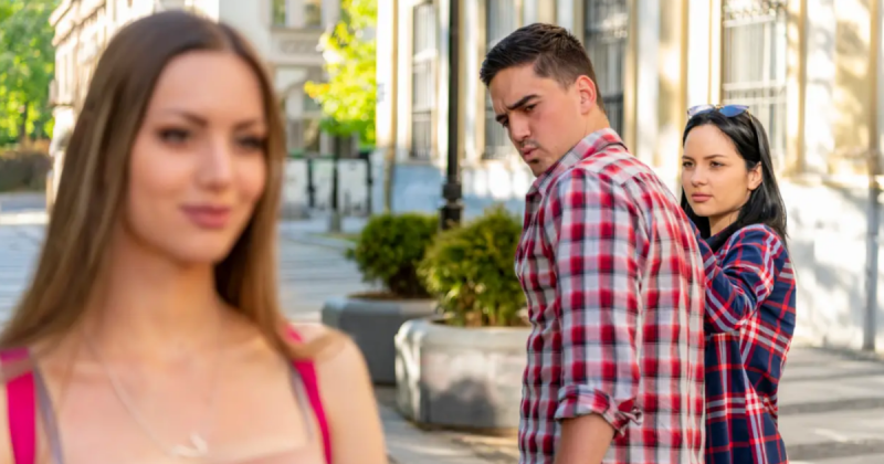 Homem olhando para outra mulher e namorada chocada com visão