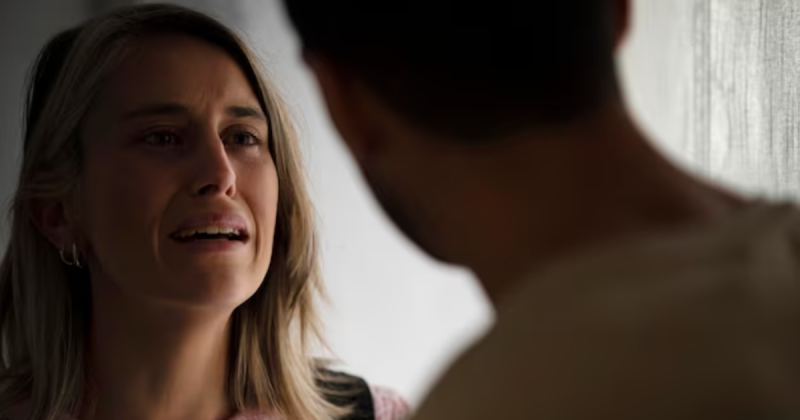 Mulher chorando e olhando para homem para matéria sobre idade ideal para trair