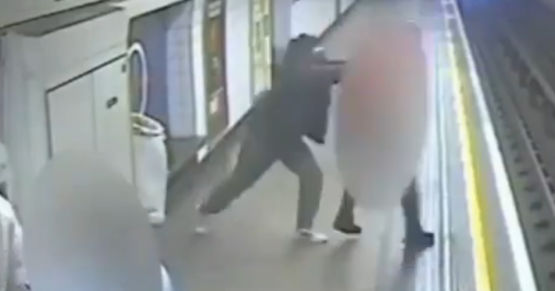 Idoso empurrado em linha férrea