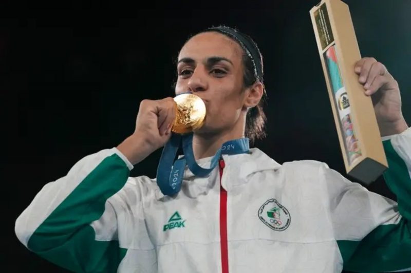 Imane Khelif em pódio das Olimpíadas de Paris 2024 