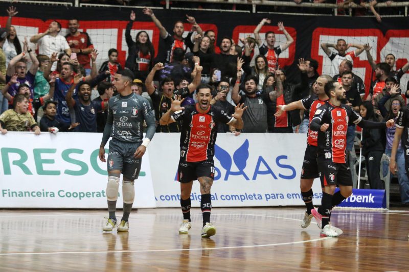 Fernando marcou duas vezes no clássico entre JEC Futsal e Jaraguá