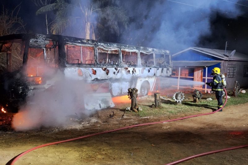 Um ônibus foi destruído por incêndio na reserva indígena Xapeco.