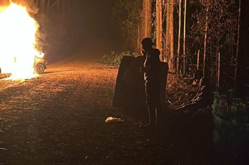 Pessoas são retiradas de carro em chamas e veículo é destruído em SC