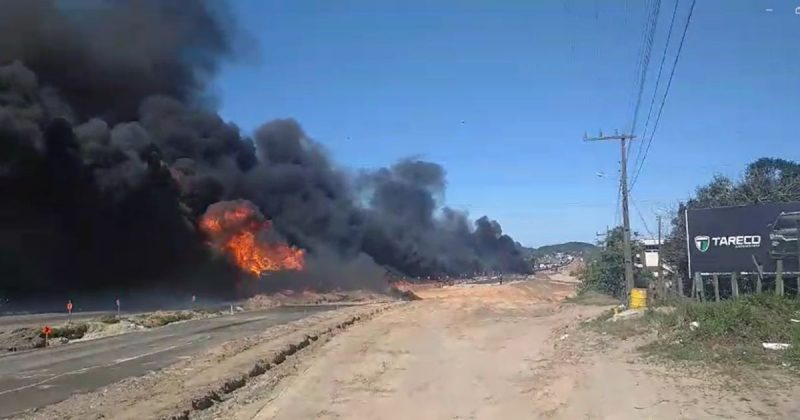 Incêndio em caminhão carregado de gasolina causa bloqueios na BR-101, no km 282, em Imbituba