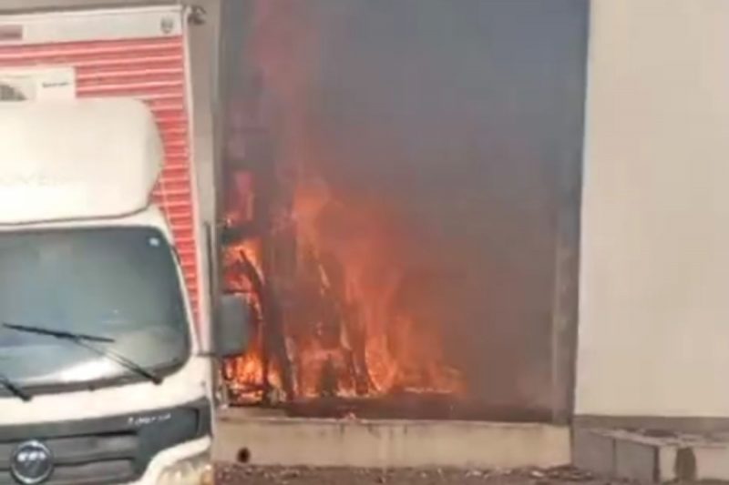 VÍDEO: Incêndio de grandes proporções atinge loja de móveis em Joaçaba