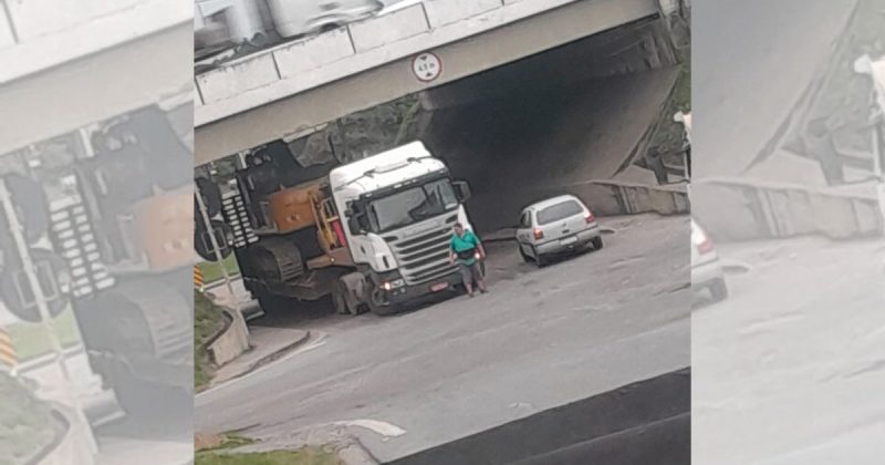 Caminhão fica preso embaixo de viaduto