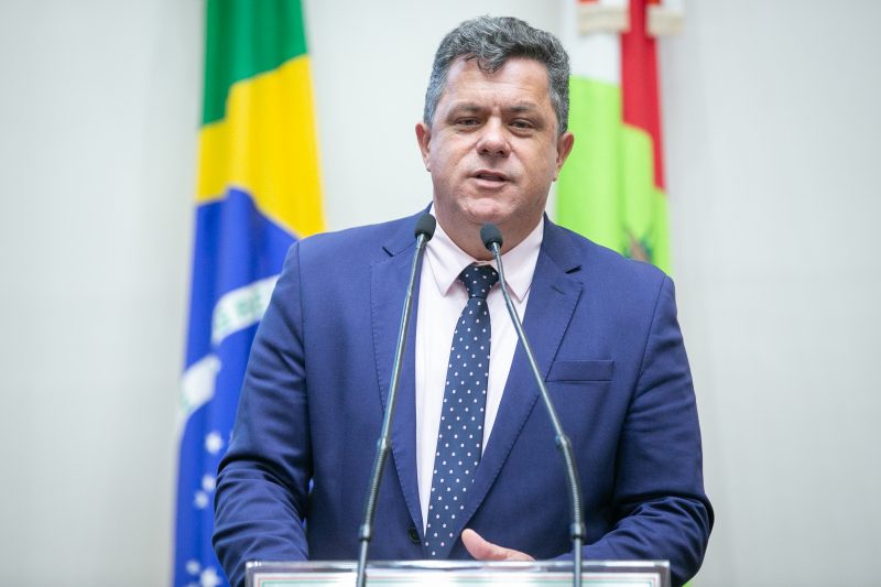 Justiça determina que deputado catarinense remova publicação de rede social