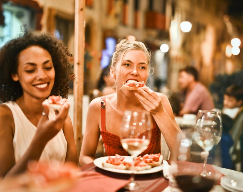 Amigas durante um jantar