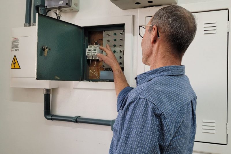 José e Salete cuidam da catedral há 20 anos e ele mostra os sinos do local 