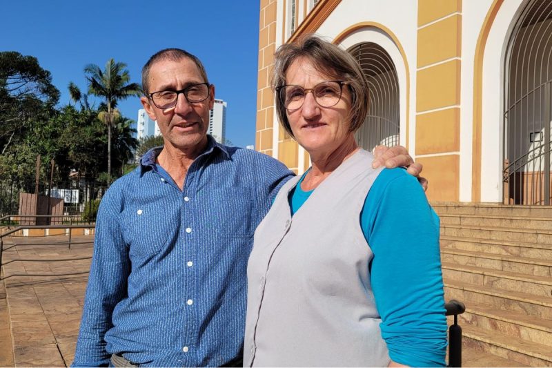 O casal José e Salete cuidam da igreja há 20 anos 