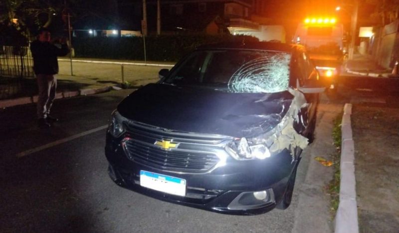 Carro de motorista de aplicativo com a lateral amassada e o vidro quebrado após atropelamento em Florianópolis