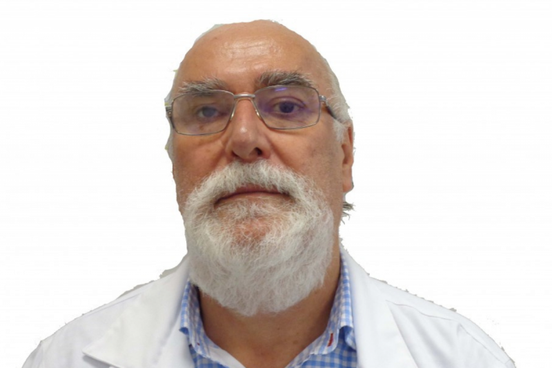 Médico Julio Cesar Dalri de jaleco em imagem de fundo branco