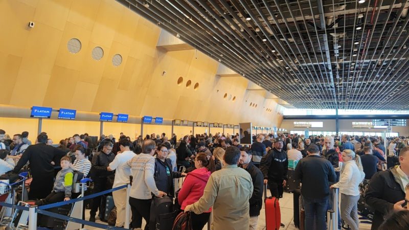 Centenas de passageiros lotam Aeroporto de Florianópolis após cancelamento de 35 embarques e desembarques