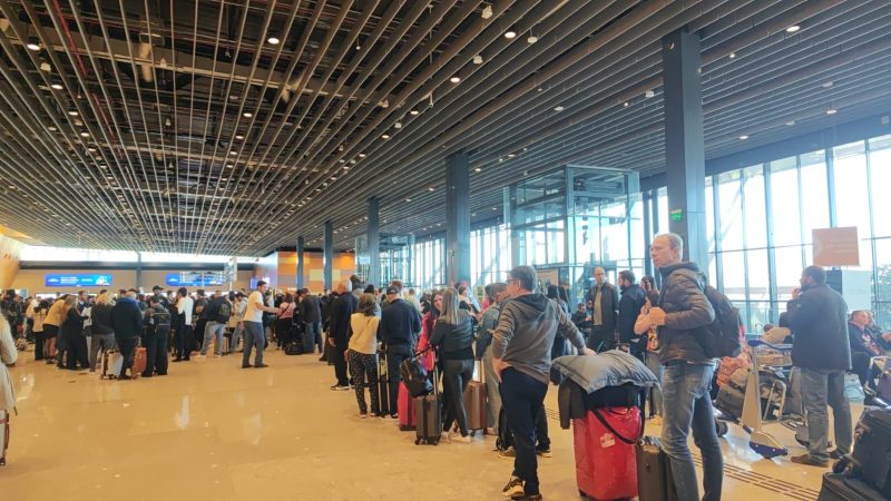 Aeroporto de Florianópolis foi fechado após acidente na pista - fila gigantesca de pessoas com malas em saguão de aeroporto