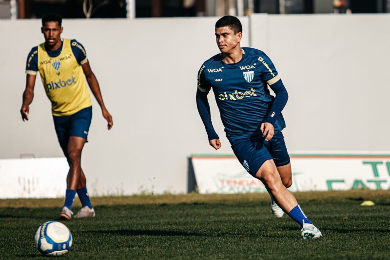 Kevin conduz a bola durante treino do Avaí