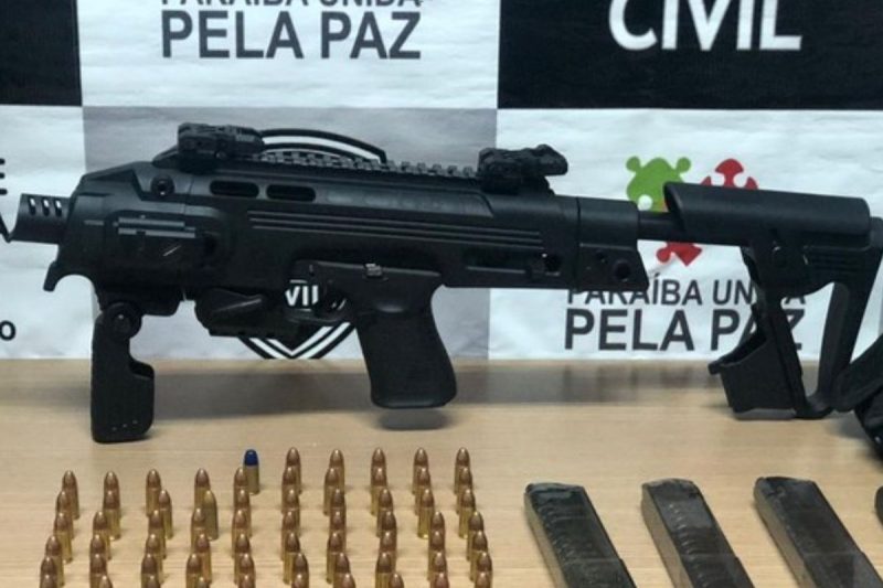 kit Roni - dispositivo que potencializa armas de fogo - sobre mesa de madeira