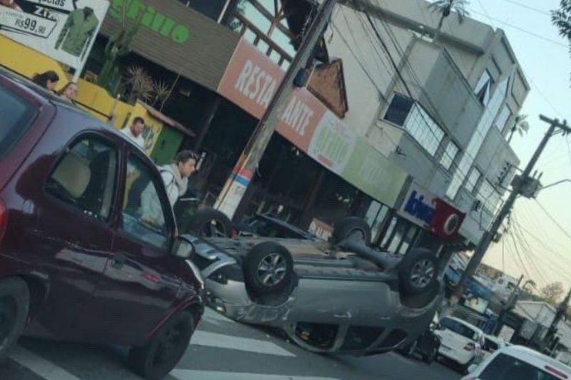 Carro com as rodas para cima na Lagoa da Conceição 