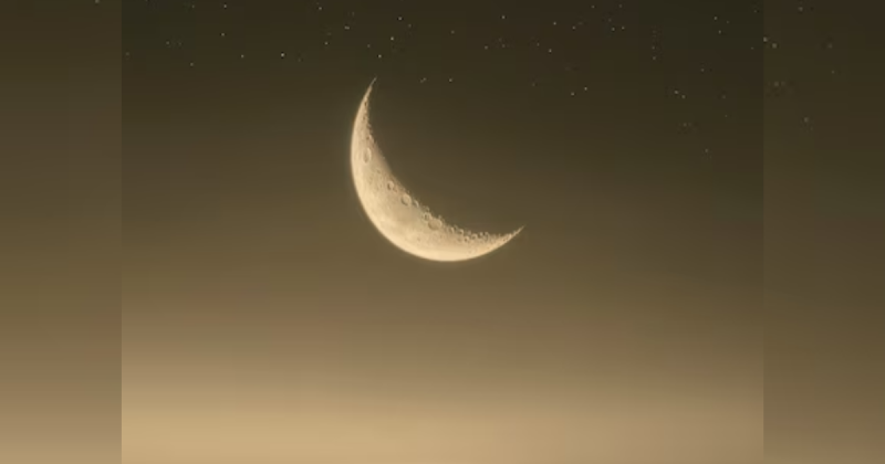 Lua Crescente em céu cinza com estrelas