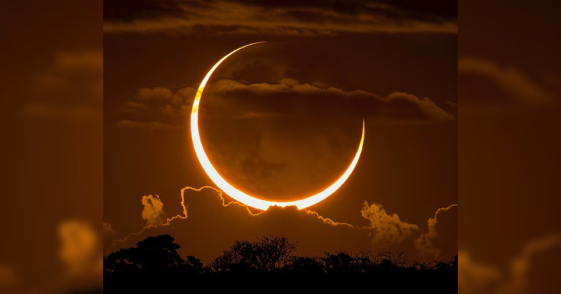 Imagem da Lua Nova com paisagem e nuvens ao redor