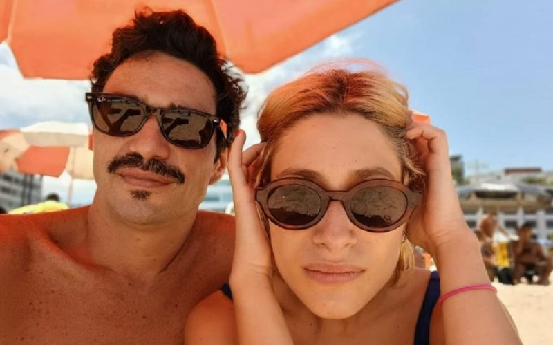 na foto Luisa Arraes aparece com Caio Blat em praia no Rio de Janeiro