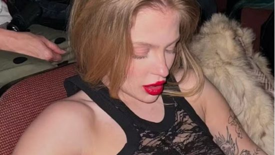 Sexy e &#8216;sujinha&#8217;? Luísa Sonza surpreende com look diferentão transparente e calça com lama