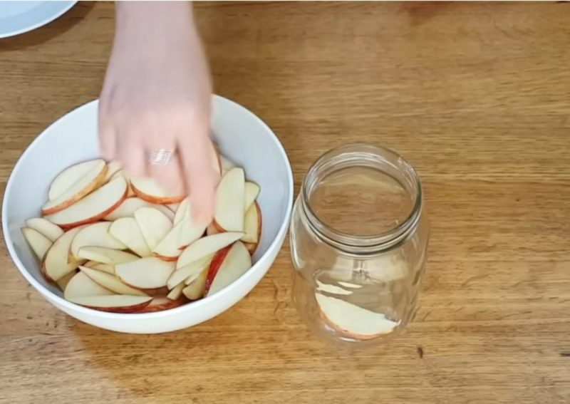 Cocô tem a ver com saúde do intestino e essa receita com maçã é tiro e queda