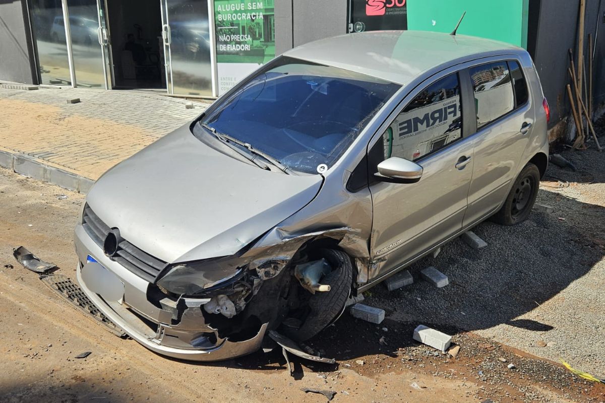 Carro atingido pelo Vectra teve danos na dianteira – Marcos Lewe/ND Mais