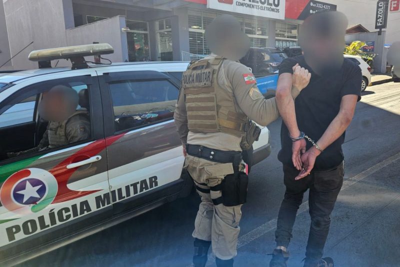 O motorista do Vectra recebeu voz de prisão por apresentar sinais de embriaguez