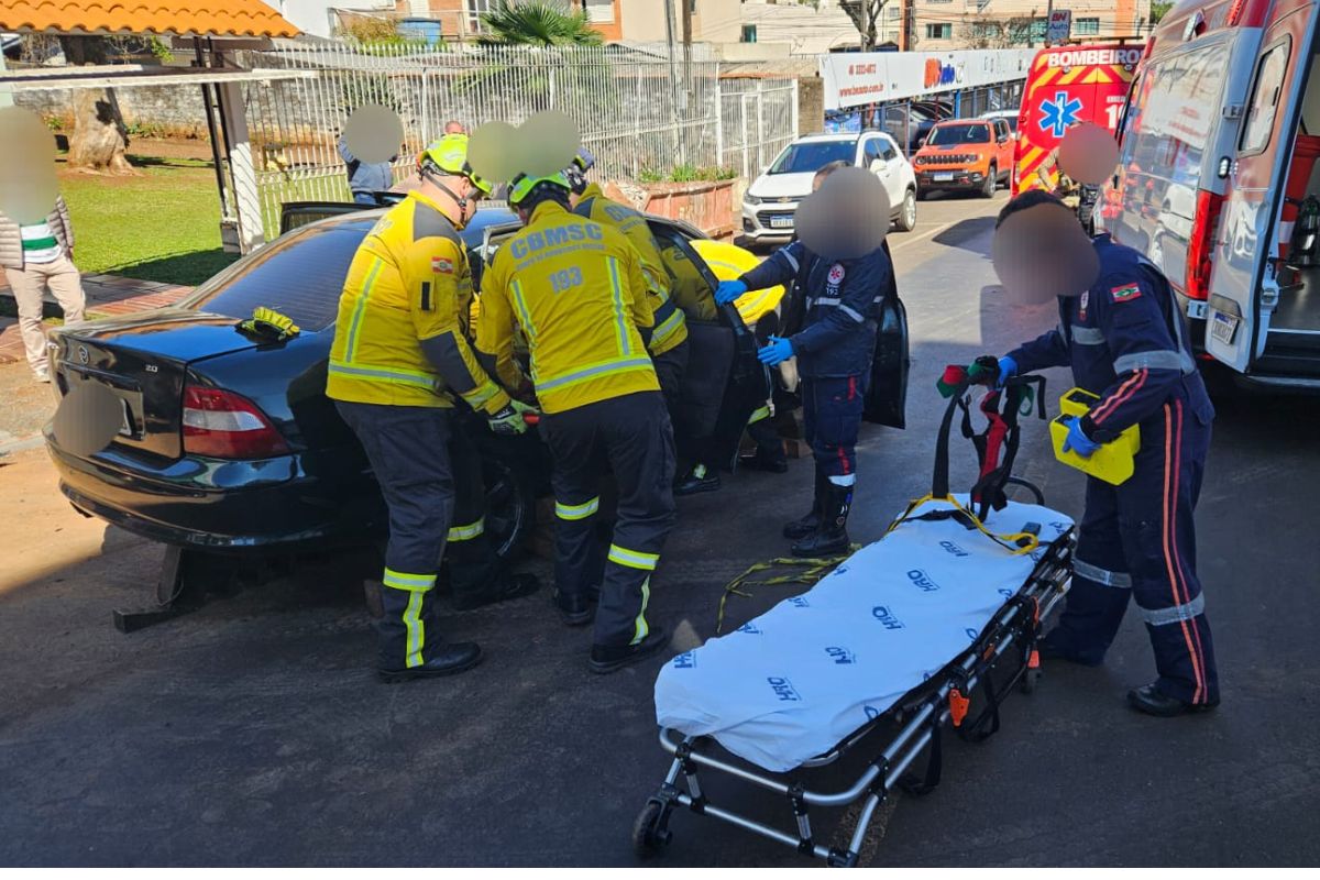 O acompanhante do motorista do Vectra teve que ser levado ao pronto-socorro do Hospital Regional do Oeste - Marcos Lewe/ND Mais